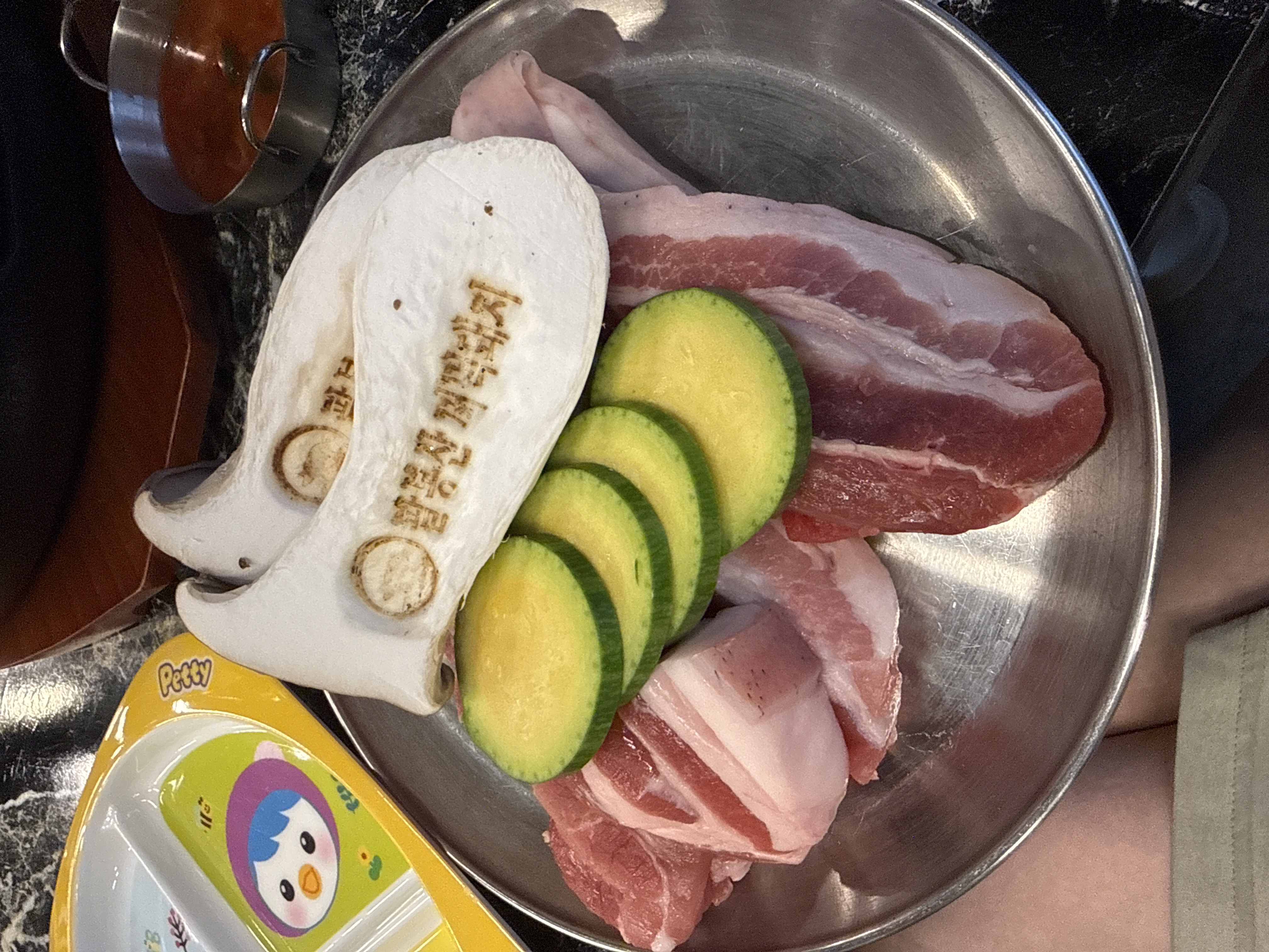 팔봉산 꺼먹돼지