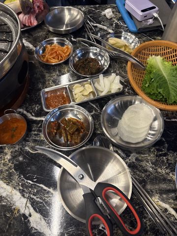 팔봉산 꺼먹돼지