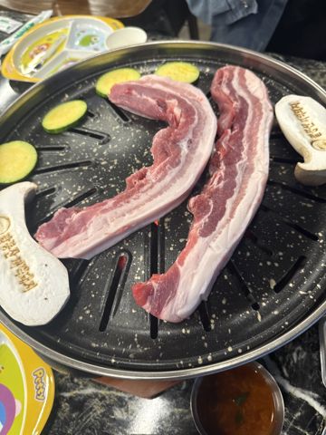 팔봉산 꺼먹돼지